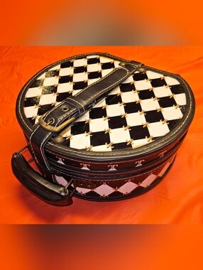 Vintage Fleur-De-Lis Gold Pattern Round Storage Case White w/Black Diamonds GUC